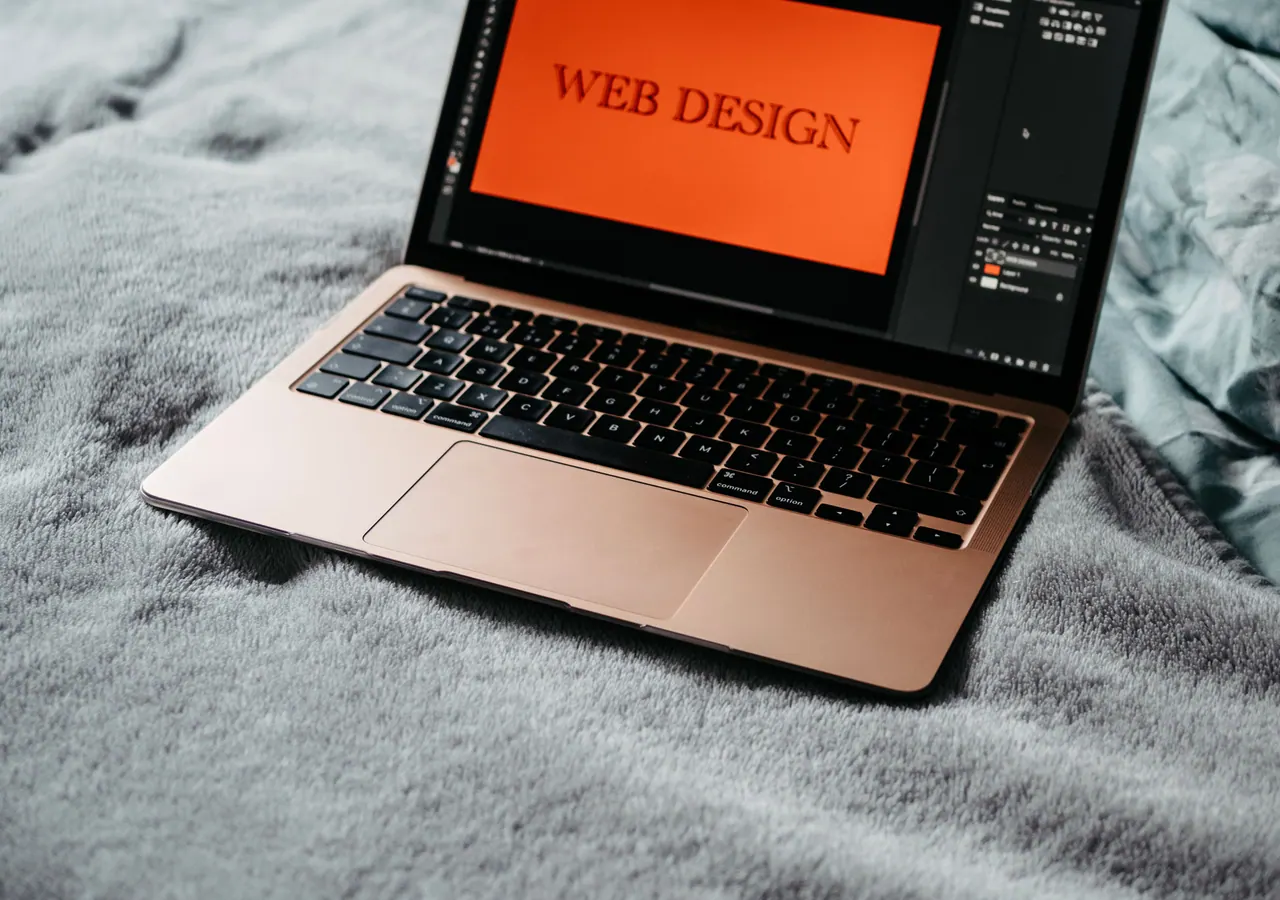 Création graphique sur ordinateur par une graphiste à Lorient